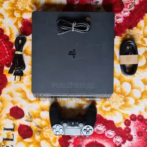 Console Ps4 Slim Craquée Avec Des Bons Jeux Ps4 Tout Passe Bien Propre