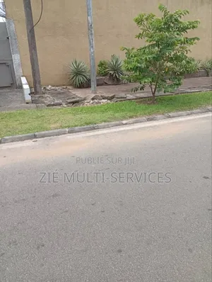 5chbre Villa dans Zié Multi-Service, Cocody à Vendre