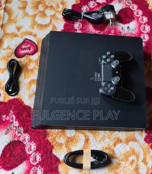 Ps4 Pro Super Propre. La Photo Est en Temps Réel. Vendue Avec Garantie