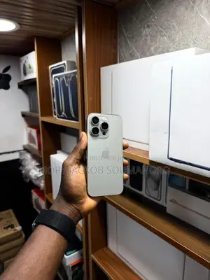 Neuf Apple iPhone 16 Pro 128 GB Argenté