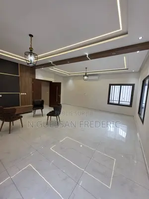 3chbre Villa dans Cocody à Vendre