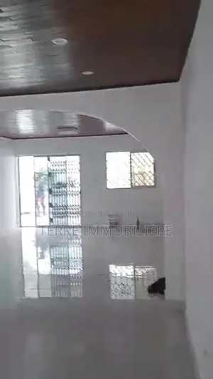 3chbre Villa dans La Terre Immobilière, Cocody à Vendre