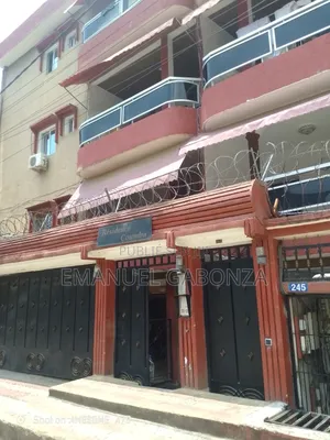 1chbre Appartement dans Gabonza, Cocody à Louer