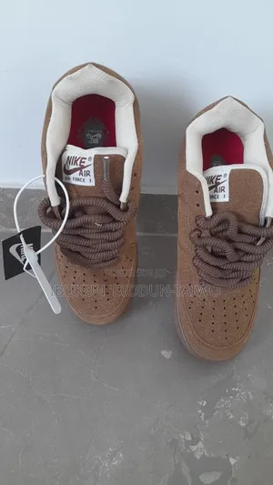 Chaussures Nike Air Force 1 Marron