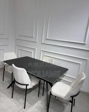 Table À Manger Neuf Disponible