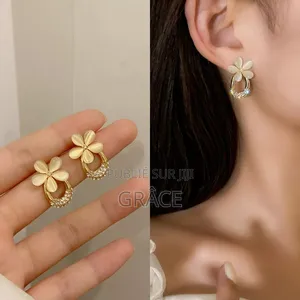 Boucle d'Oreille Élégante Design en Fleur