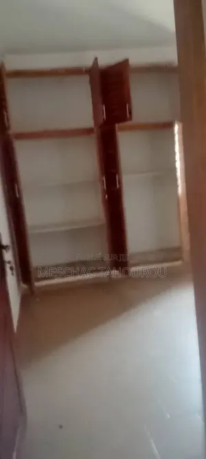 1chbre Maison dans Meschac Immobilier, Yopougon à Louer