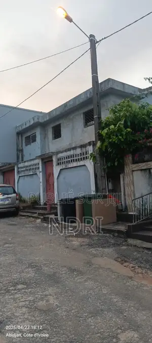 3chbre Villa dans Building House, Cocody à Vendre