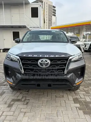 Nouveau Toyota Fortuner 2025 Gris