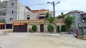 6chbre Villa dans Villa Triplex, Cocody à Vendre