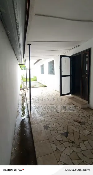 3chbre Villa dans Francis Gweh, Cocody à Louer