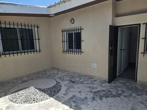 3chbre Villa dans Francis Gweh, Cocody à Louer