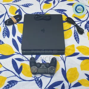 Ps4 Slim Non Craquée en Vente, La Console Est Très Propre, Aucun Souci