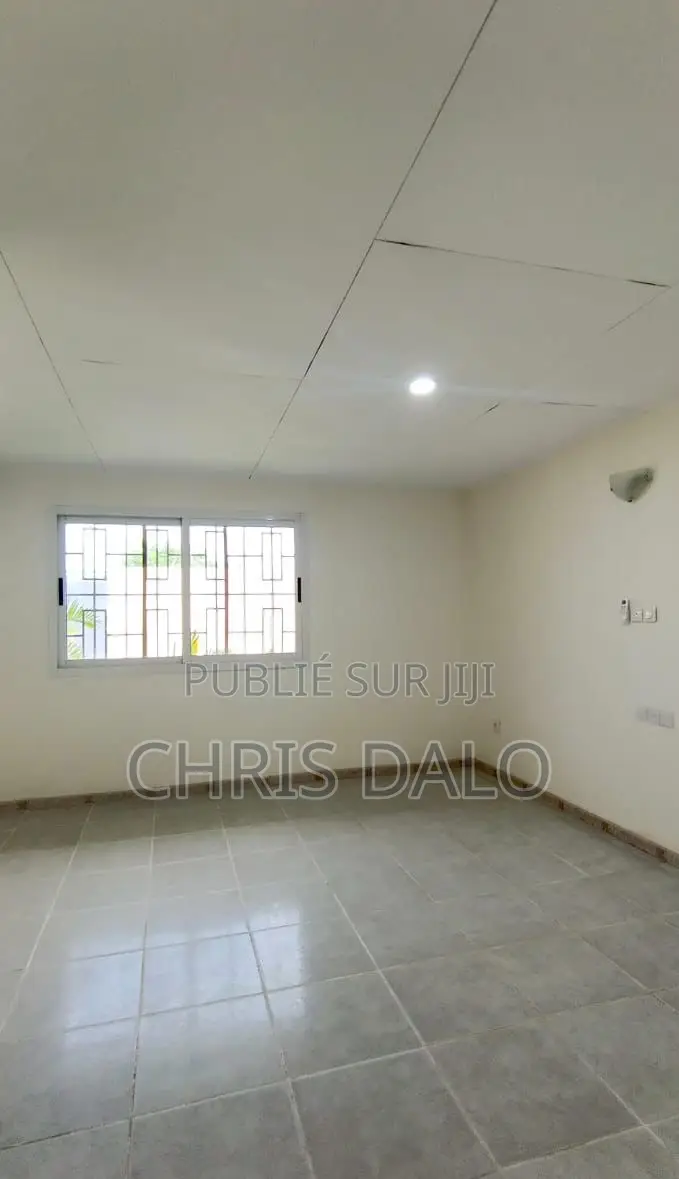5chbre Villa dans Villa De Luxe, Cocody à Louer