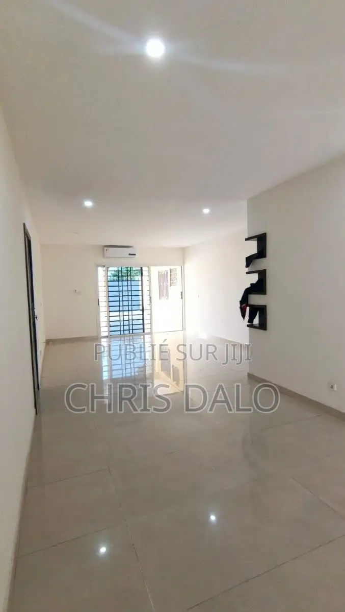 5chbre Villa dans Villa De Luxe, Cocody à Louer