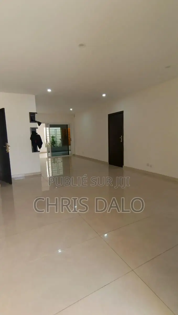 5chbre Villa dans Villa De Luxe, Cocody à Louer