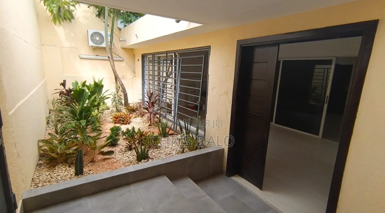 5chbre Villa dans Villa De Luxe, Cocody à Louer