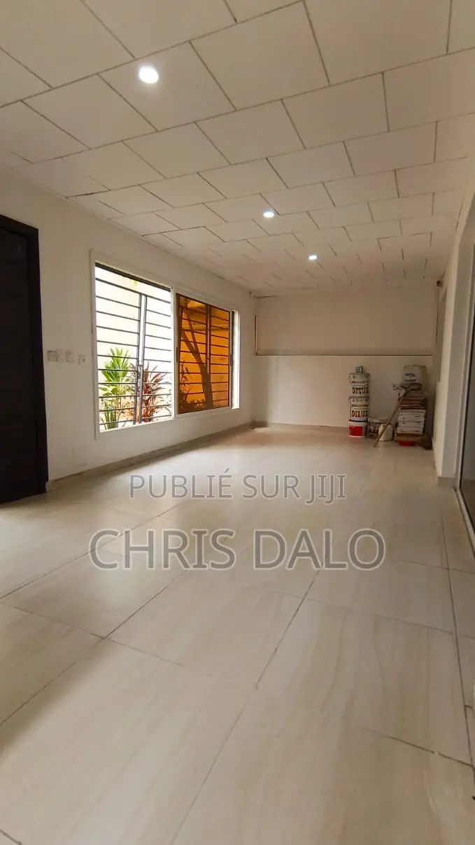 5chbre Villa dans Villa De Luxe, Cocody à Louer