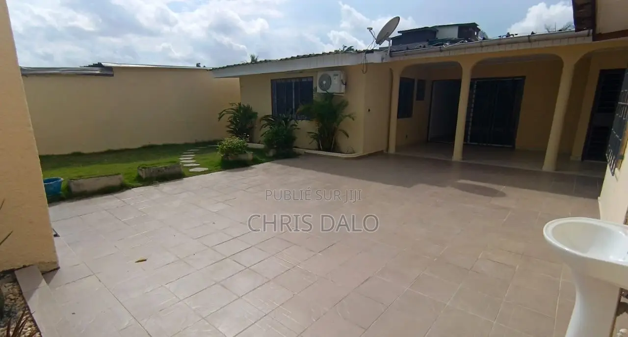 5chbre Villa dans Villa De Luxe, Cocody à Louer