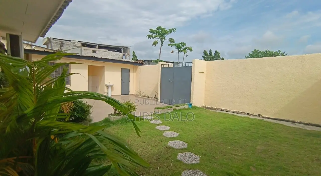 5chbre Villa dans Villa De Luxe, Cocody à Louer