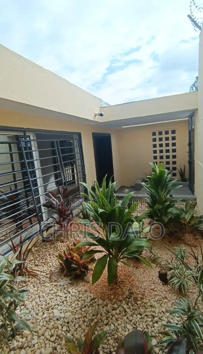 5chbre Villa dans Villa De Luxe, Cocody à Louer