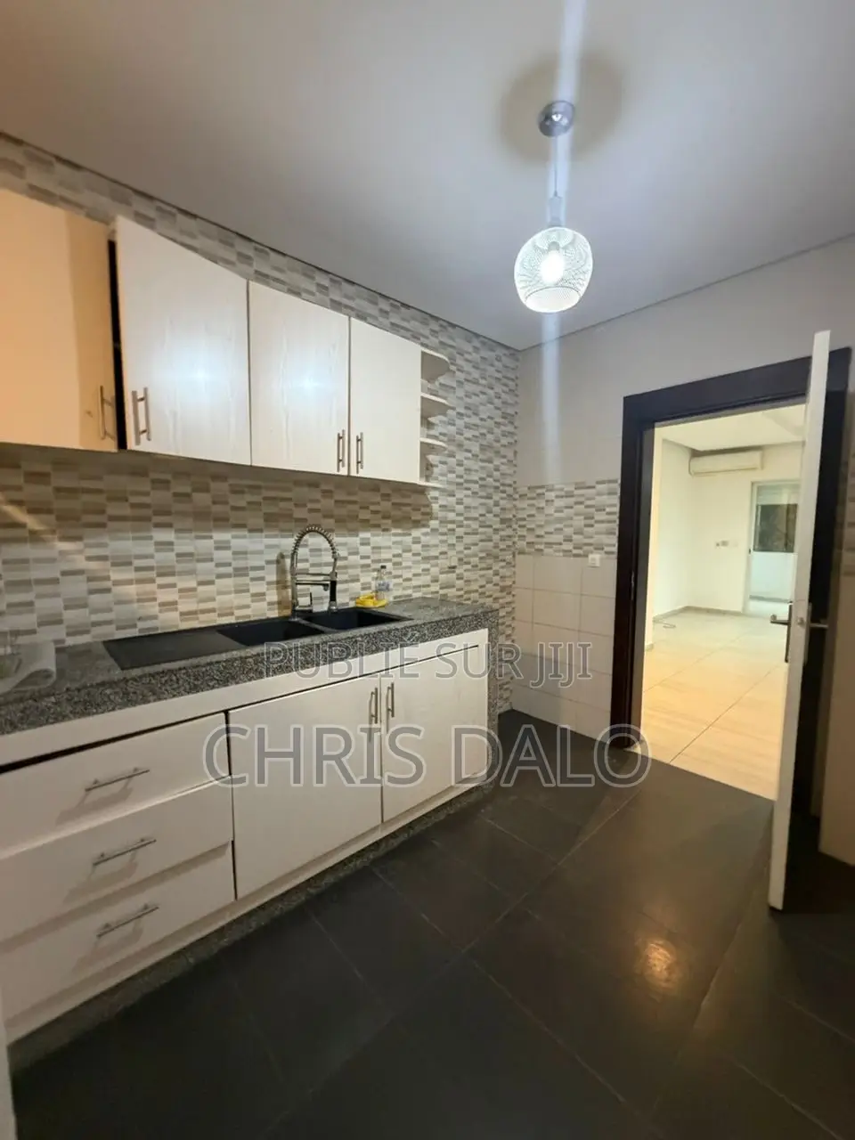 5chbre Villa dans Villa De Luxe, Cocody à Louer