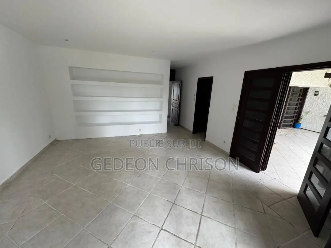 4chbre Villa dans Cocody à Louer