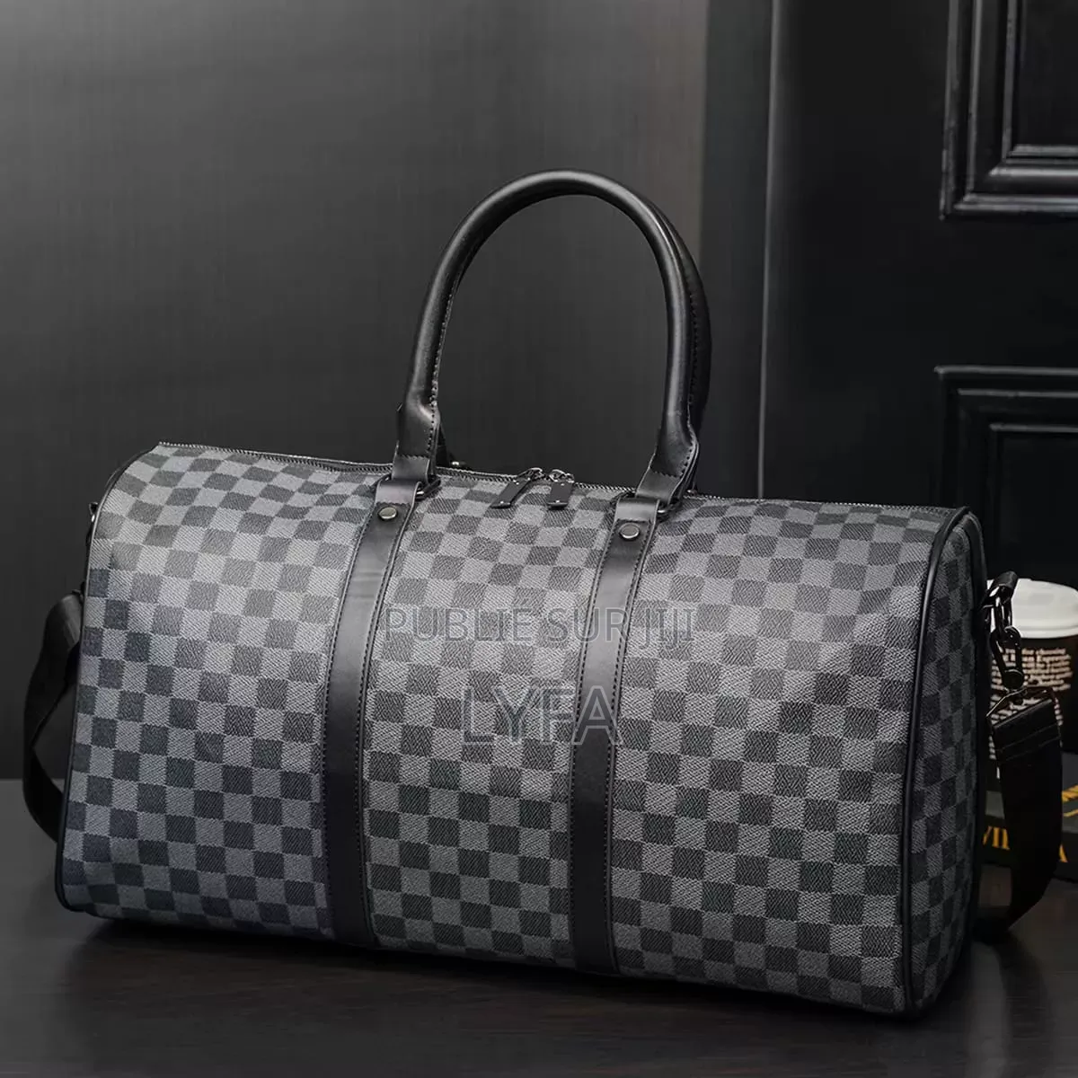 Sacs De Voyage Et De Sport Arborent Un Motif À Carreaux (Damier)