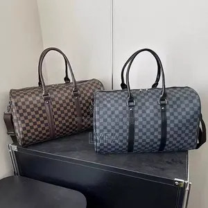 Sacs De Voyage Et De Sport Arborent Un Motif À Carreaux (Damier)