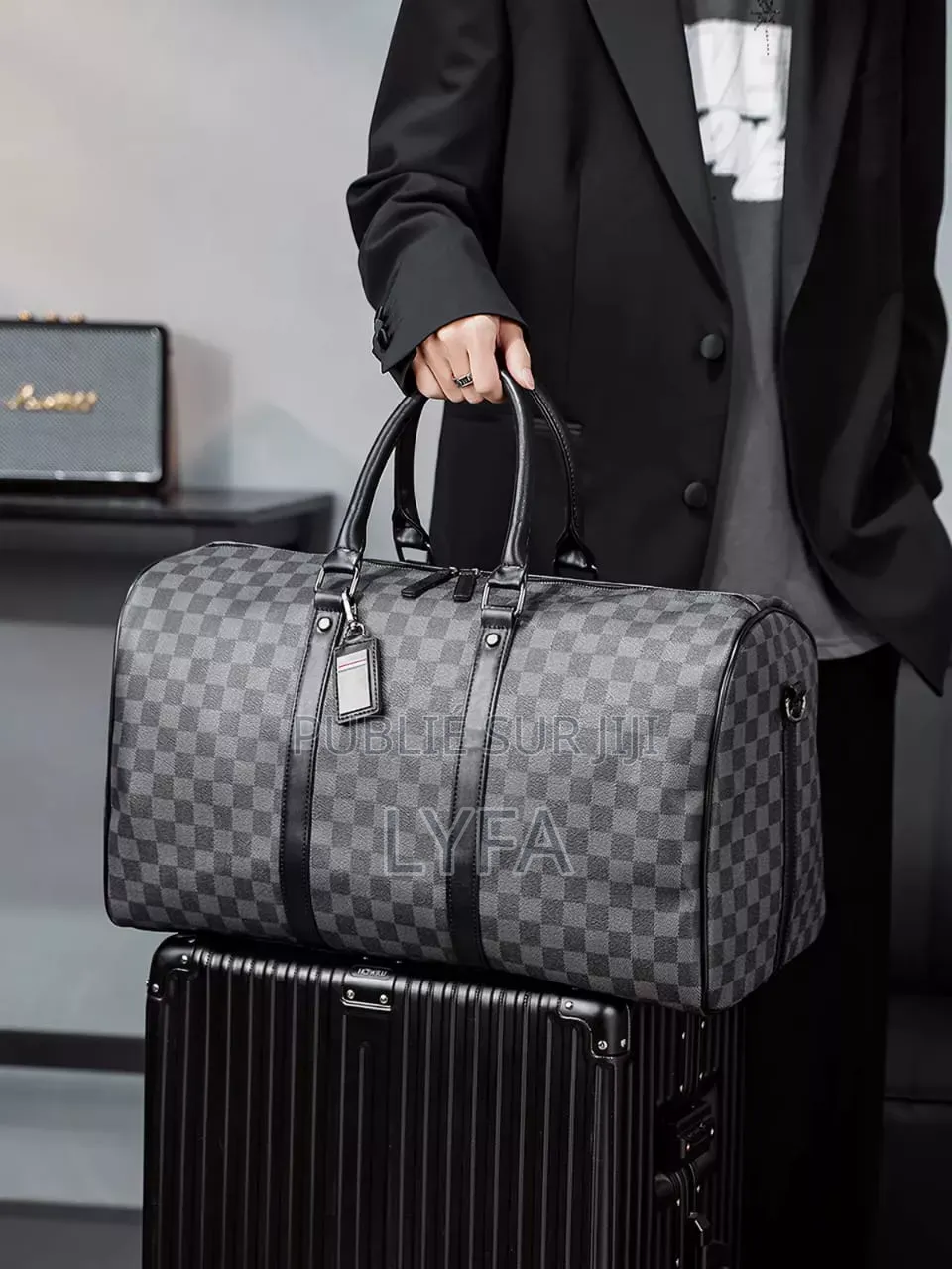 Sacs De Voyage Et De Sport Arborent Un Motif À Carreaux (Damier)