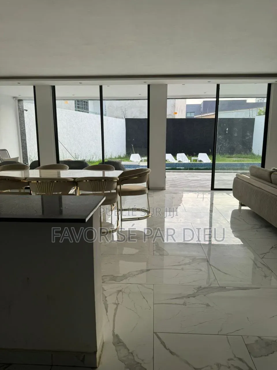 Meublé 8chbre Maison dans Cocody à Louer