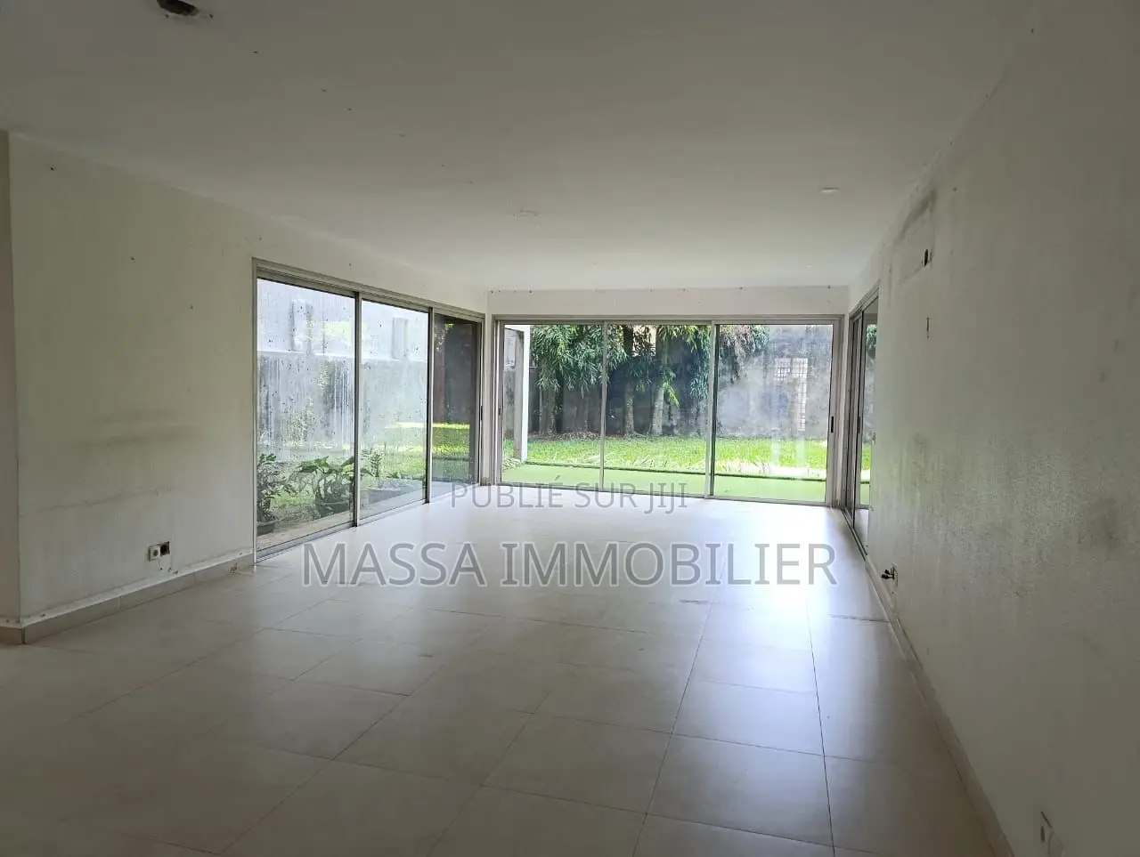 5chbre Villa dans Massa Immobilier, Cocody à Louer