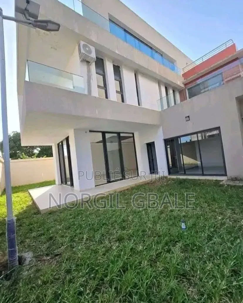 7chbre Villa dans Avec Norco, Cocody à Louer