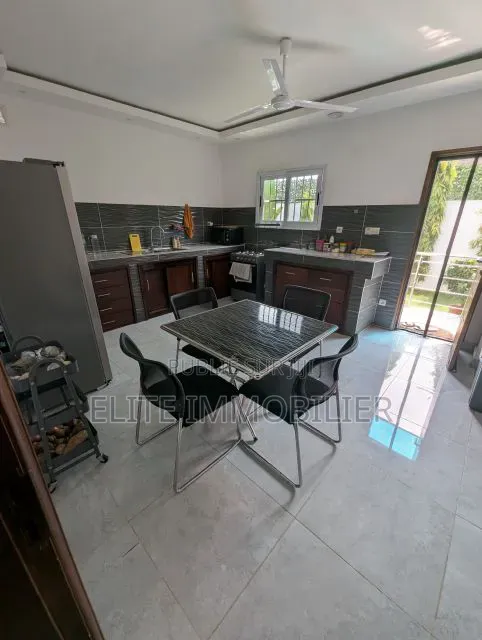 Meublé 5chbre Duplex dans Modeste, Grand-Bassam à Vendre