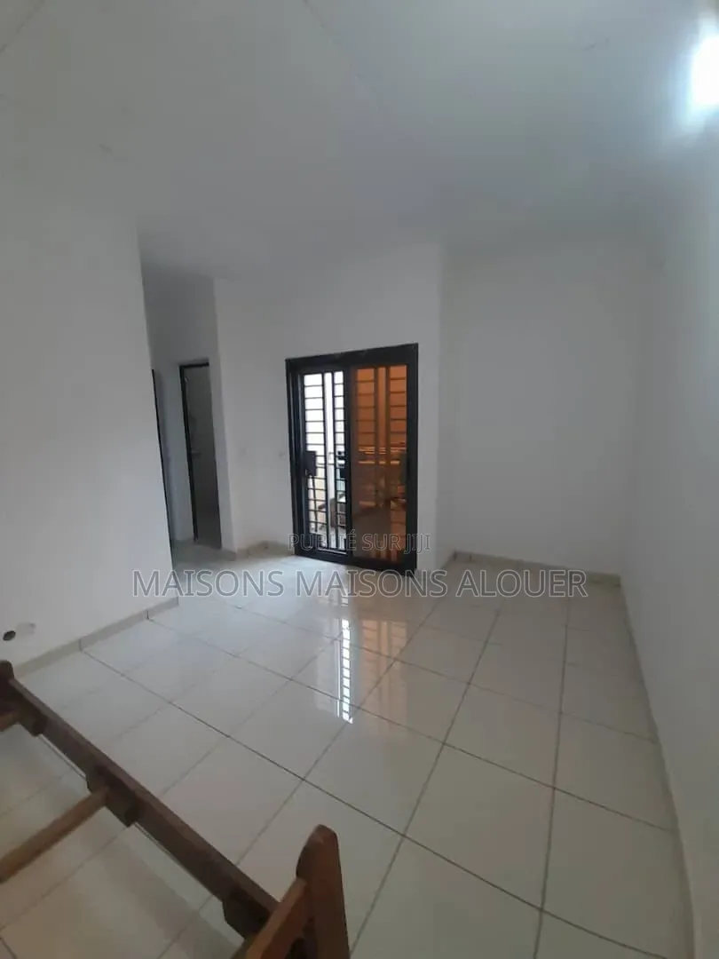 4chbre Villa dans Ibrahim, Cocody à Louer