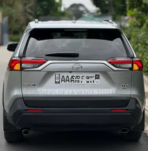 Toyota RAV4 XLE 2021 Gris