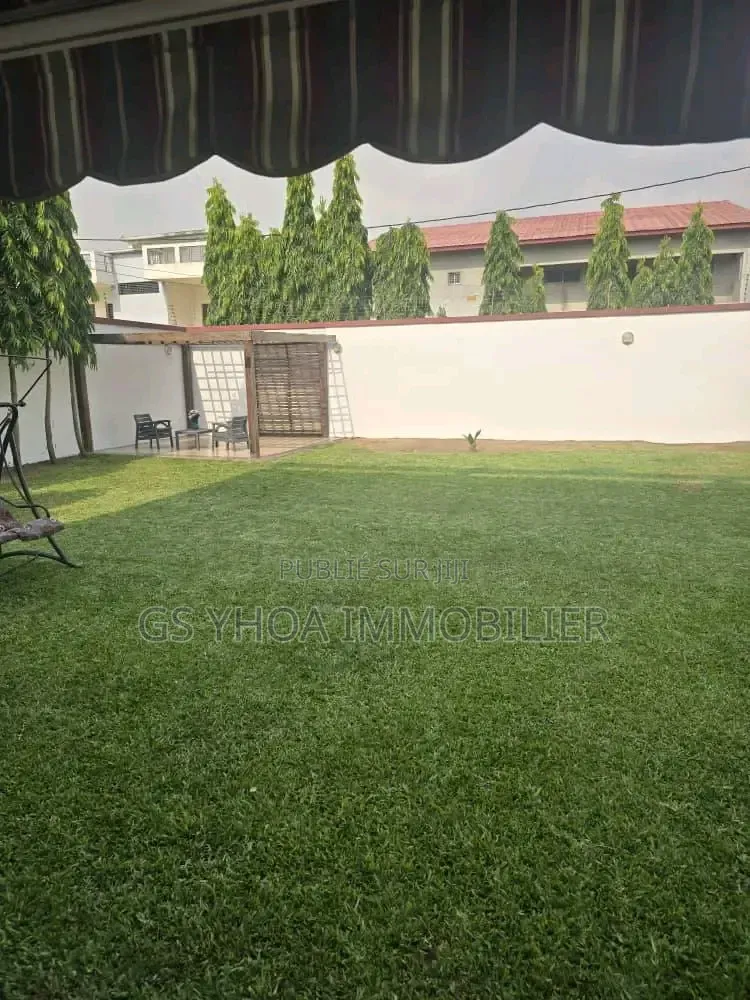 Meublé 9chbre Duplex dans Cocody à Vendre