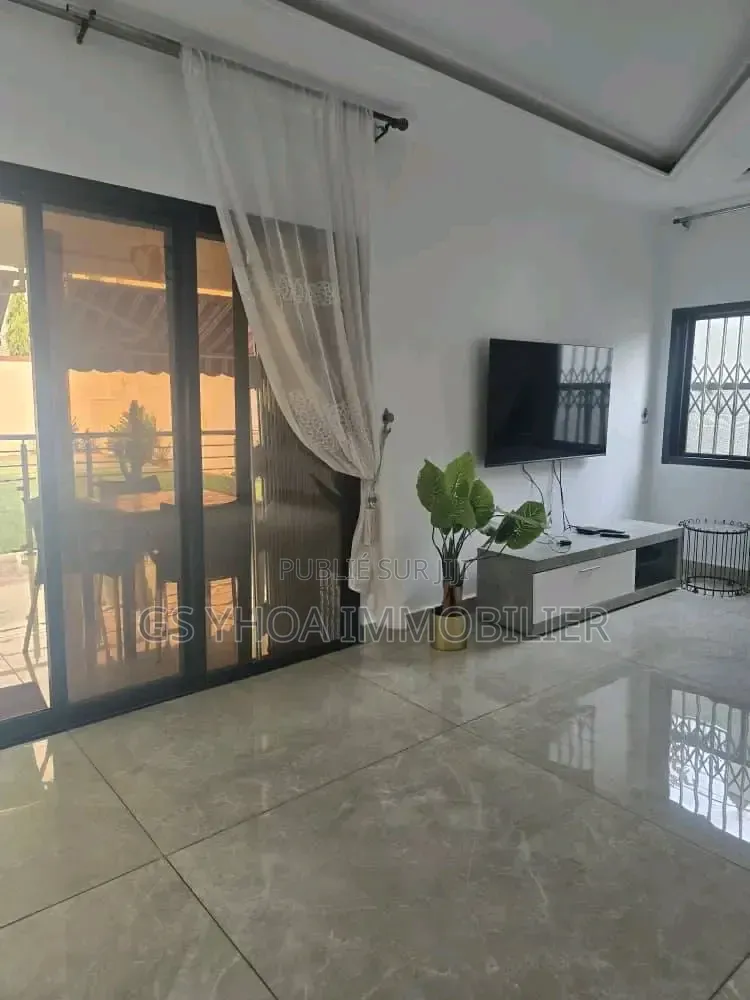 Meublé 9chbre Duplex dans Cocody à Vendre