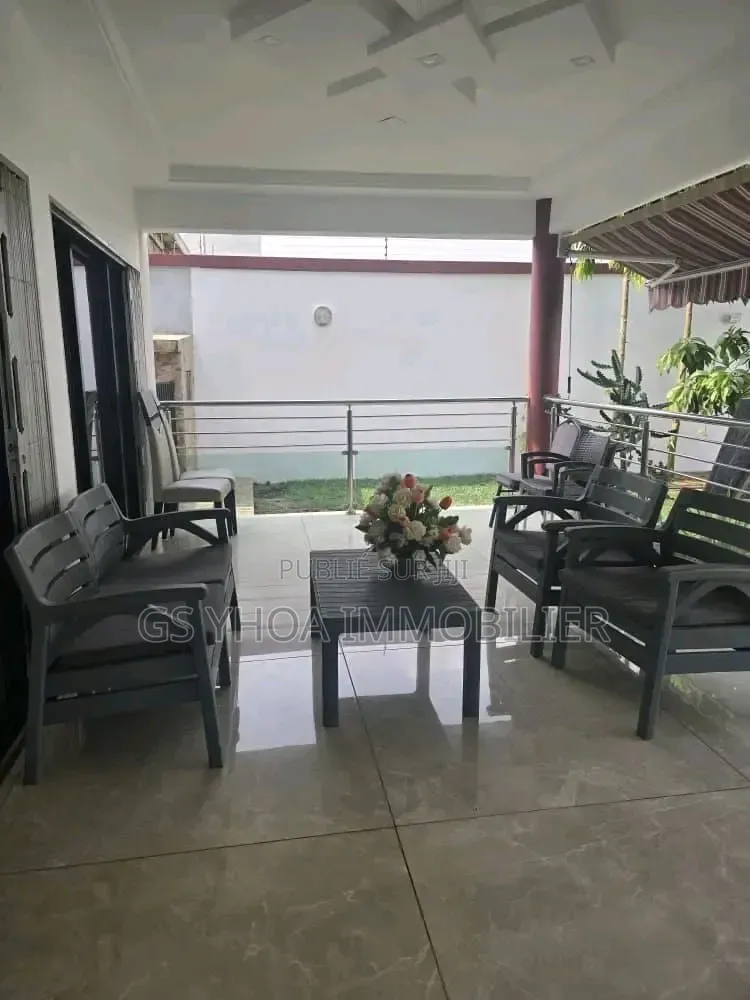 Meublé 9chbre Duplex dans Cocody à Vendre