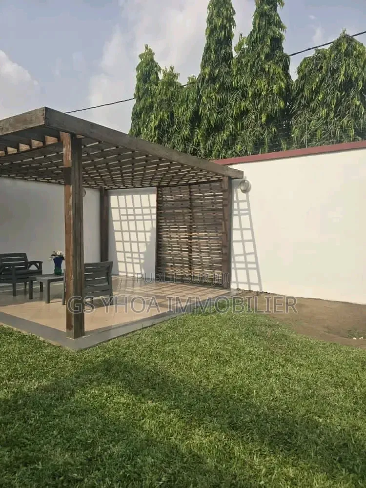 Meublé 9chbre Duplex dans Cocody à Vendre
