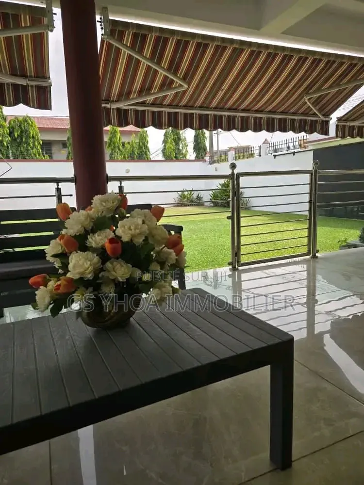 Meublé 9chbre Duplex dans Cocody à Vendre
