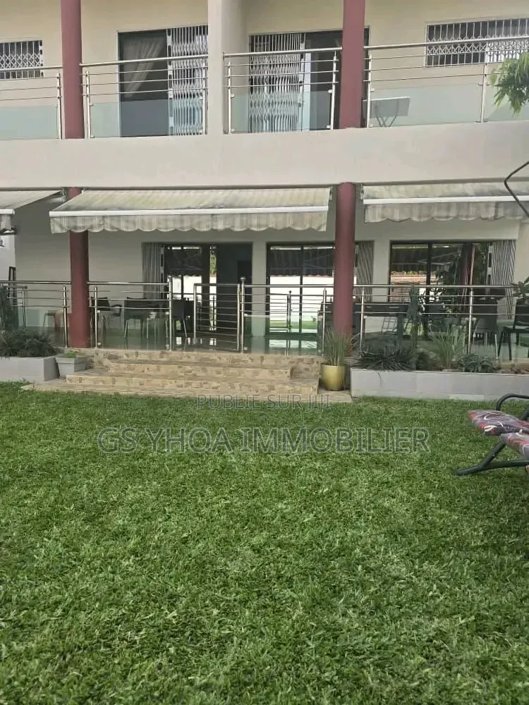 Meublé 9chbre Duplex dans Cocody à Vendre