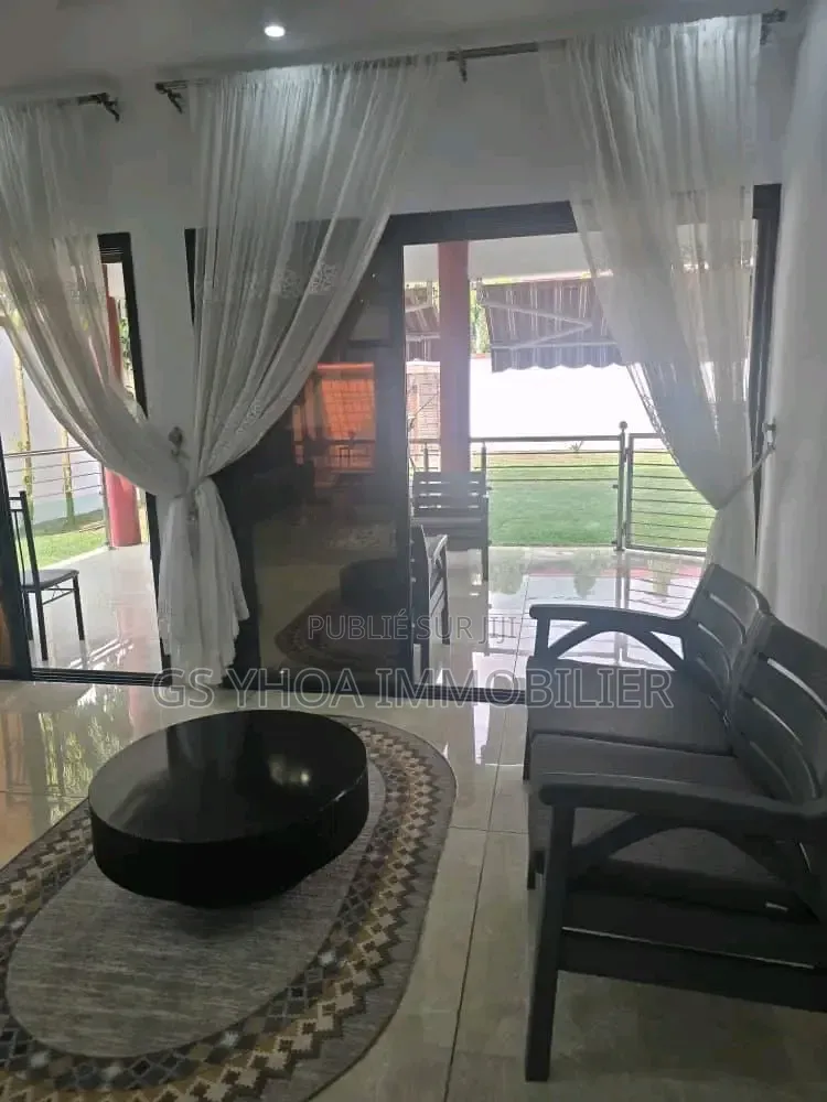 Meublé 9chbre Duplex dans Cocody à Vendre