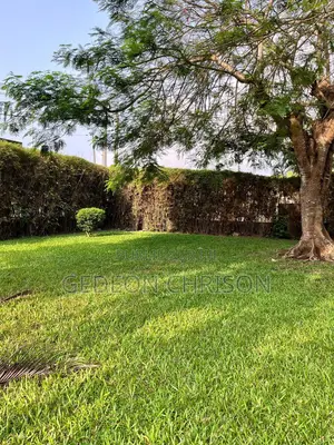 À Vendre — Terrain Bâti De 2 439 M2 Avec Villa À Usage De Bureaux