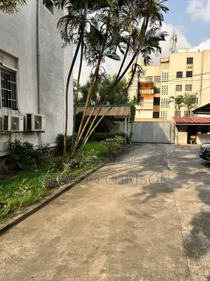 À Vendre — Terrain Bâti De 2 439 M2 Avec Villa À Usage De Bureaux