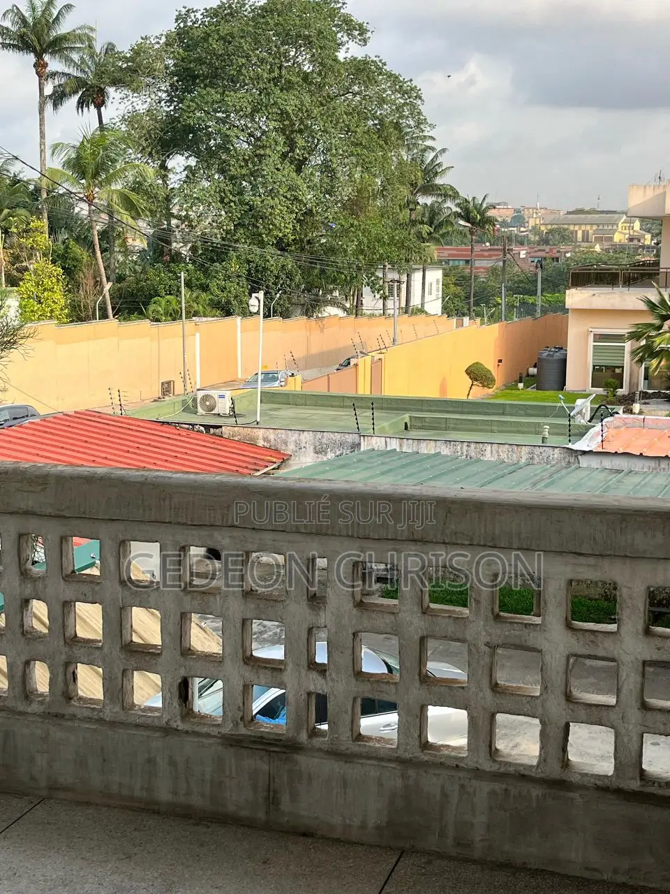 À Vendre — Terrain Bâti De 2 439 M2 Avec Villa À Usage De Bureaux