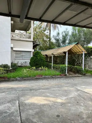 À Vendre — Terrain Bâti De 2 439 M2 Avec Villa À Usage De Bureaux