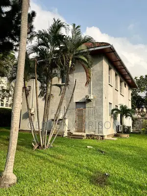 À Vendre — Terrain Bâti De 2 439 M2 Avec Villa À Usage De Bureaux
