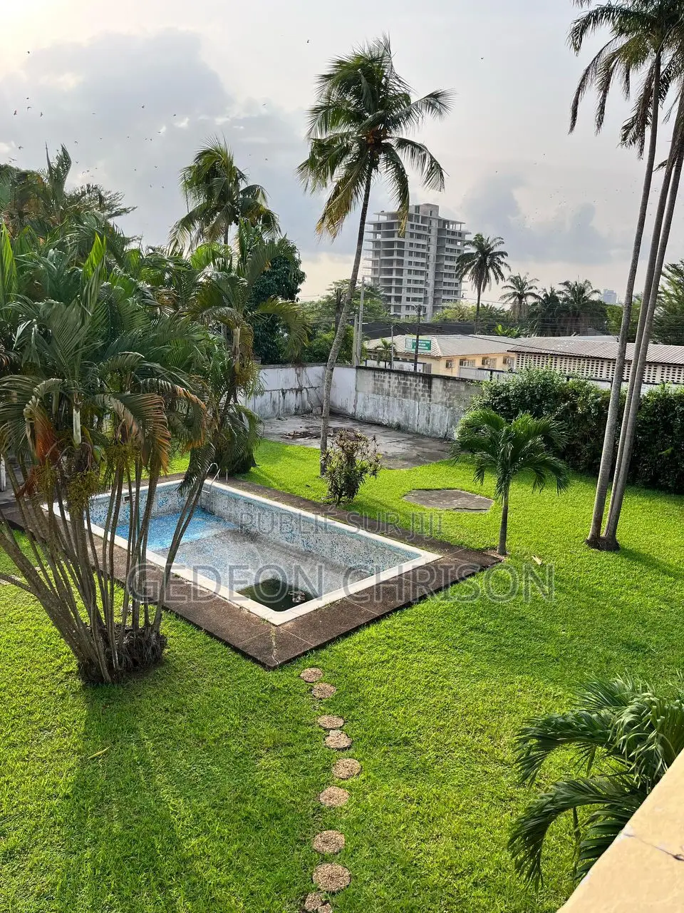 À Vendre — Terrain Bâti De 2 439 M2 Avec Villa À Usage De Bureaux
