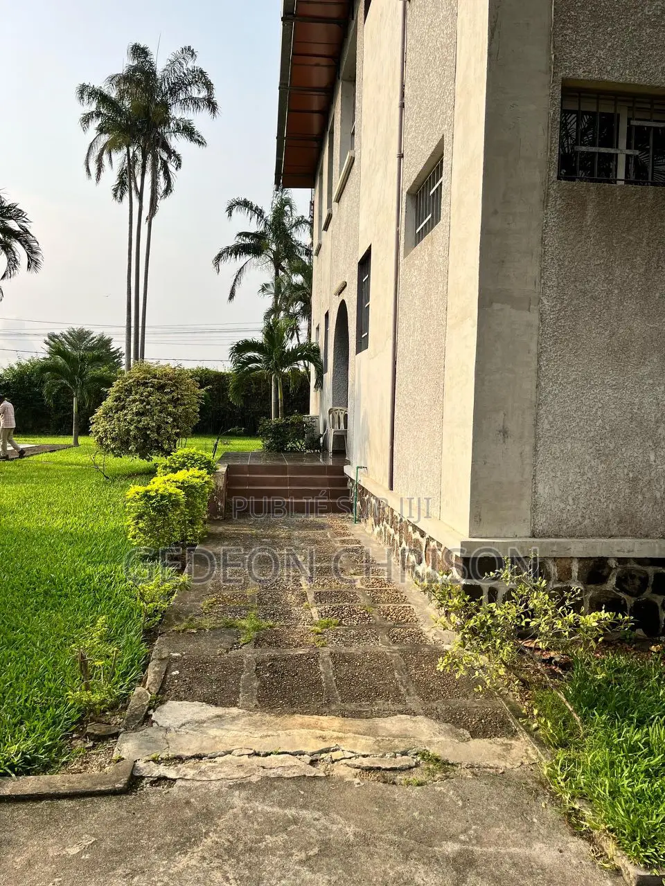 À Vendre — Terrain Bâti De 2 439 M2 Avec Villa À Usage De Bureaux